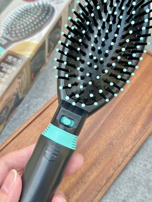 LƯỢC CHẢI MASSAGE ĐA NĂNG RELAFY (DÙNG PIN)