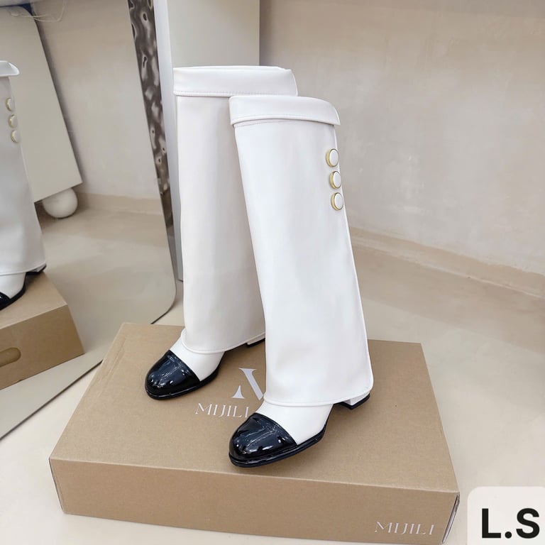 Boot trắng mũi đen