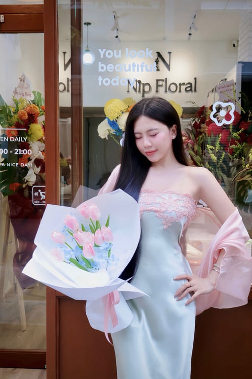 Set lụa cúp ngực phối ren kèm khăn choàng