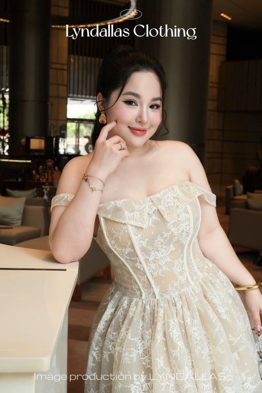Váy ren trễ vai dáng xoè