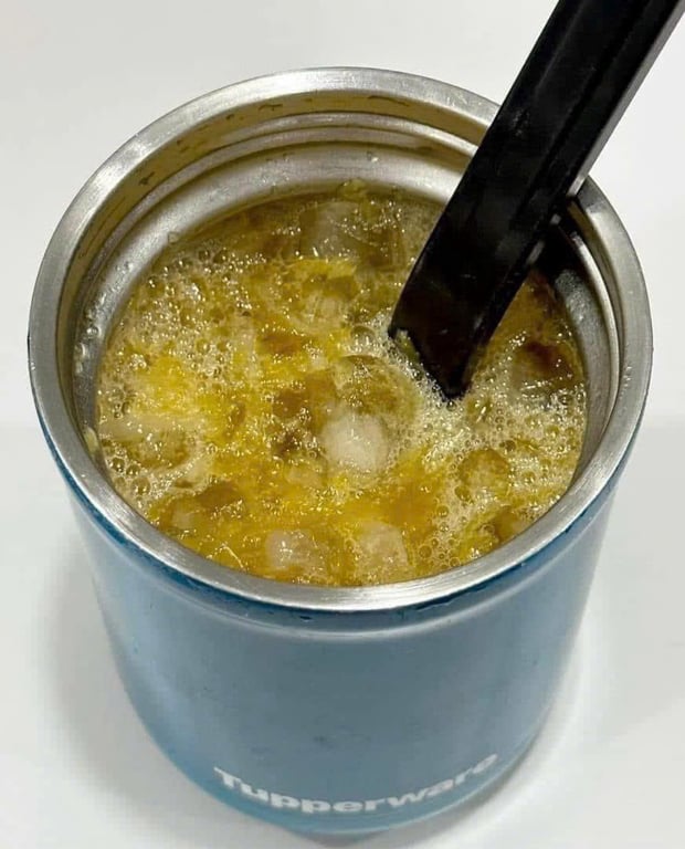 Cặp bình ủ giữ nhiệt Tupperware gồm 2 bình dung tích 475ml và 350ml.