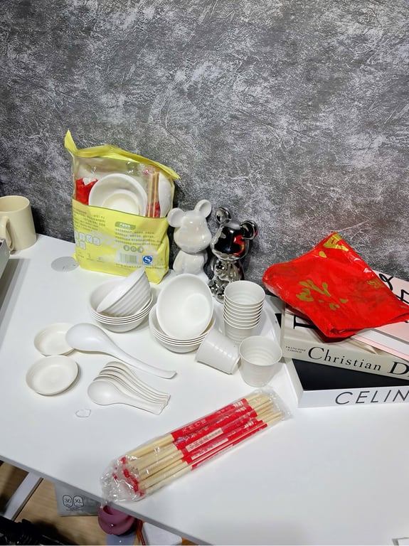 Set 44 chi tiết Bát , Cốc , Đũa , Thìa , Muôi , Khăn Trải Bàn Đỏ