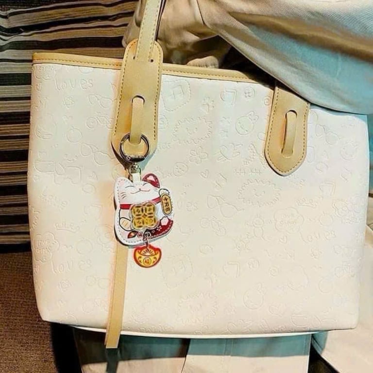 MÓC KHÓA 𝐌𝐄̀𝐎 𝐓𝐇𝐀̂̀𝐍 𝐓𝐀̀𝐈 ÔM VÀNG 𝐗𝐎𝐀𝐘 𝐂𝐇𝐔𝐘𝐄̂̉𝐍 𝐕𝐀̣̂𝐍 𝐇𝐀̣𝐍