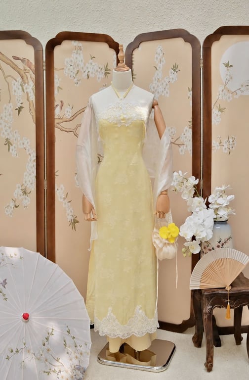 AD yếm lụa viền ren vàng kèm khăn S/M