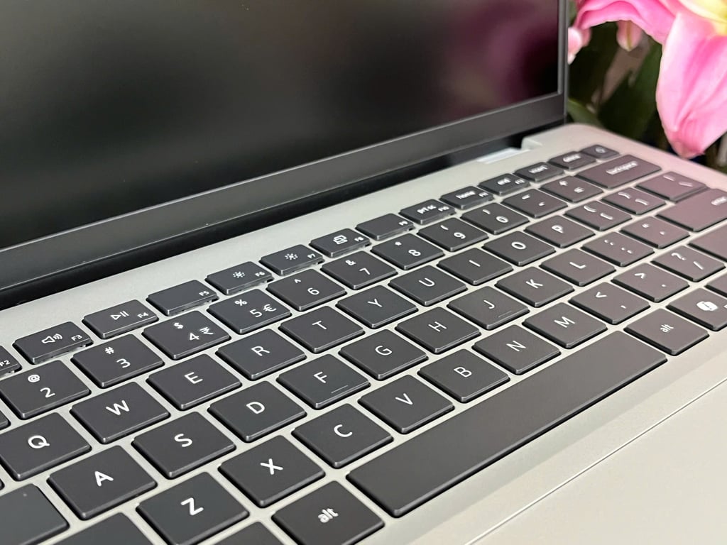Laptop Dell Pro 14 Essential PV14250 PV14250-120U-08512U