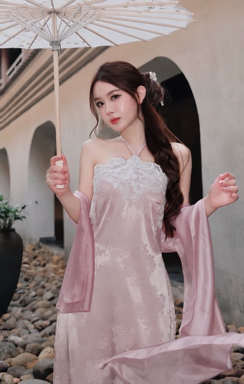 AD yếm lụa viền ren hồng kèm khăn S/M