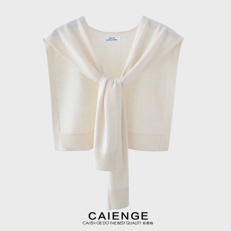 Chiếc khăn để Ce mặc áo sơ mi , áo phông