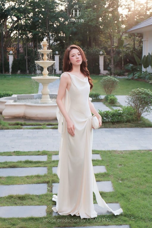 Váy lụa hở lưng Châu Hy