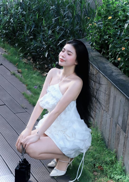Váy yếm lông vũ
