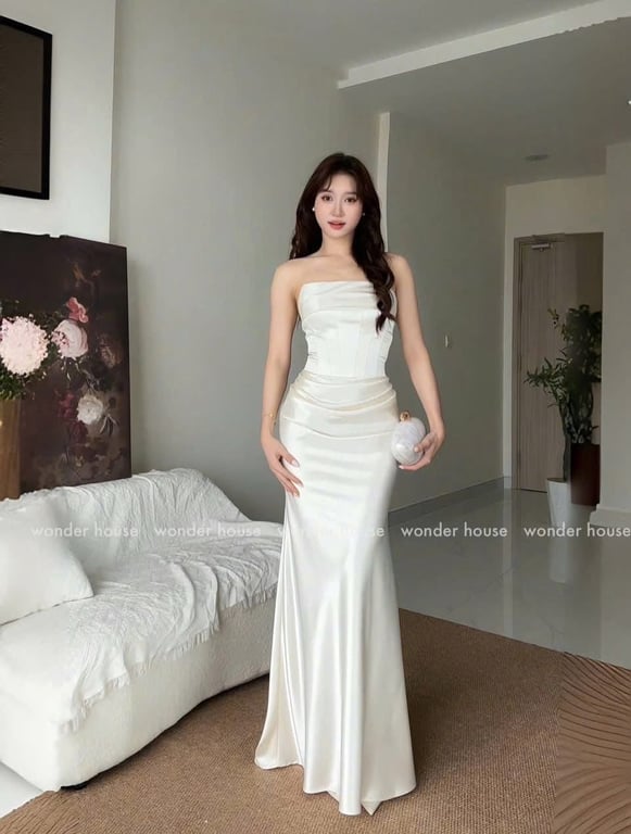 Đầm Chartlot Wonderhouse kem da sáng