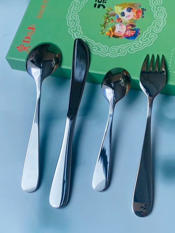 Set thìa dĩa 4 món Chockmen dành cho các bé CKM304