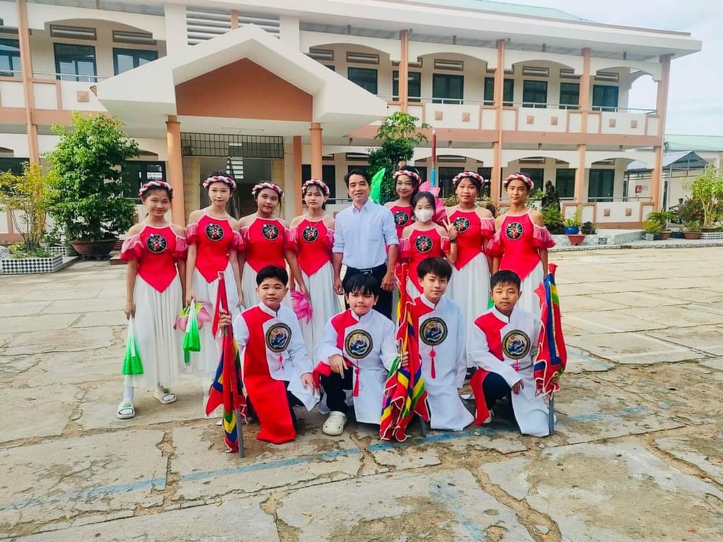 Cặp áo dài cách tân nam nữ đỏ trắng