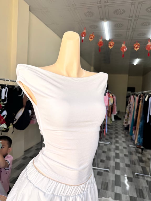 Áo trắng trễ vai