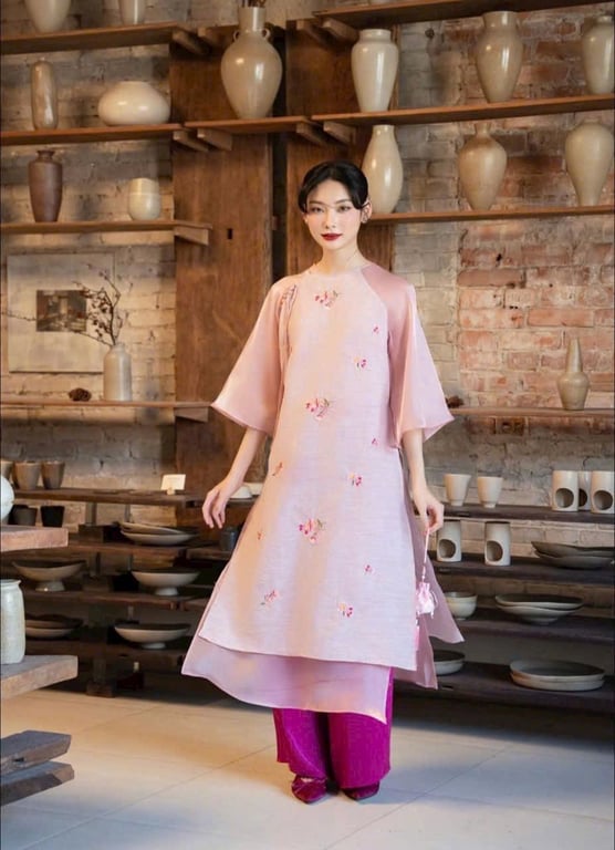 AD 4 tà tơ thêu hồng phấn cổ tròn L/XL