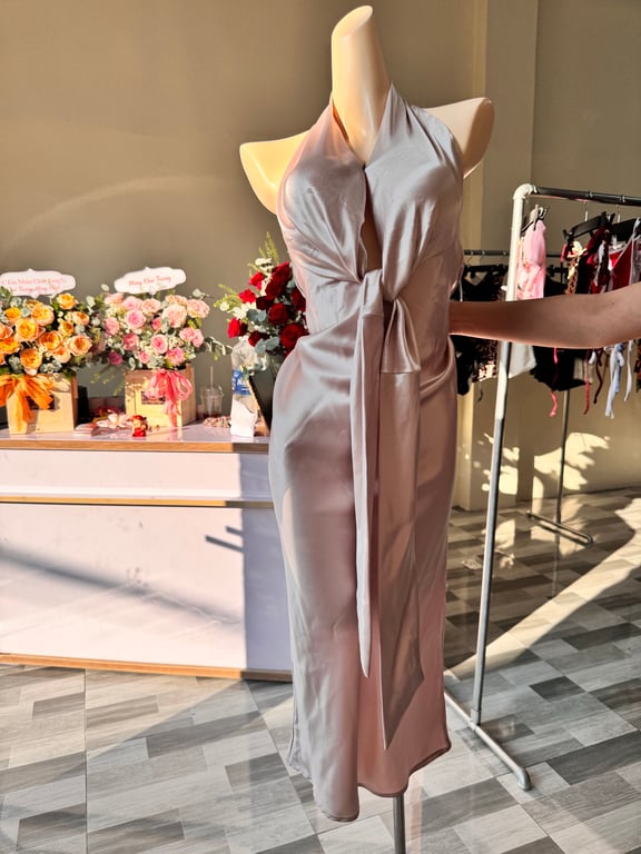 Đầm lụa xẻ ngực