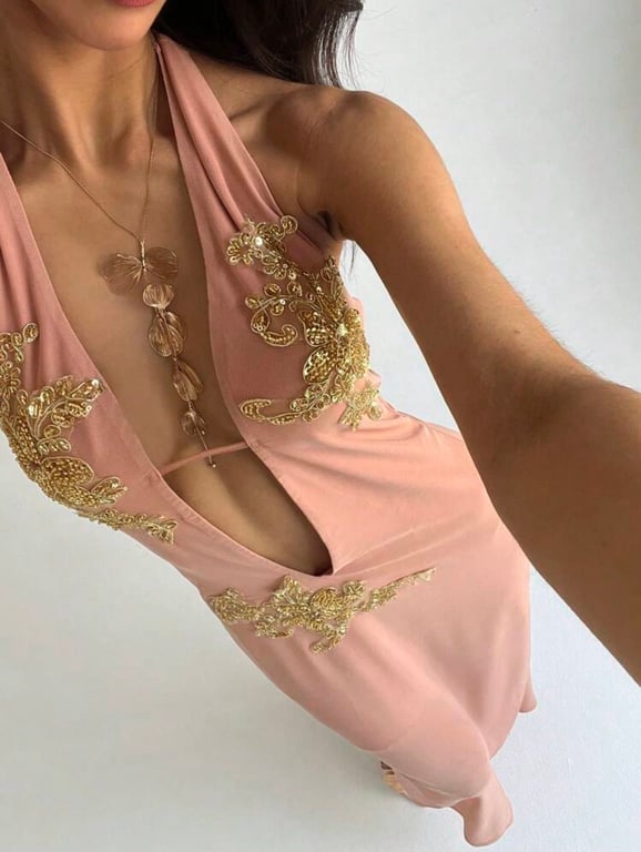 Đầm hồng kim sa hở cổ