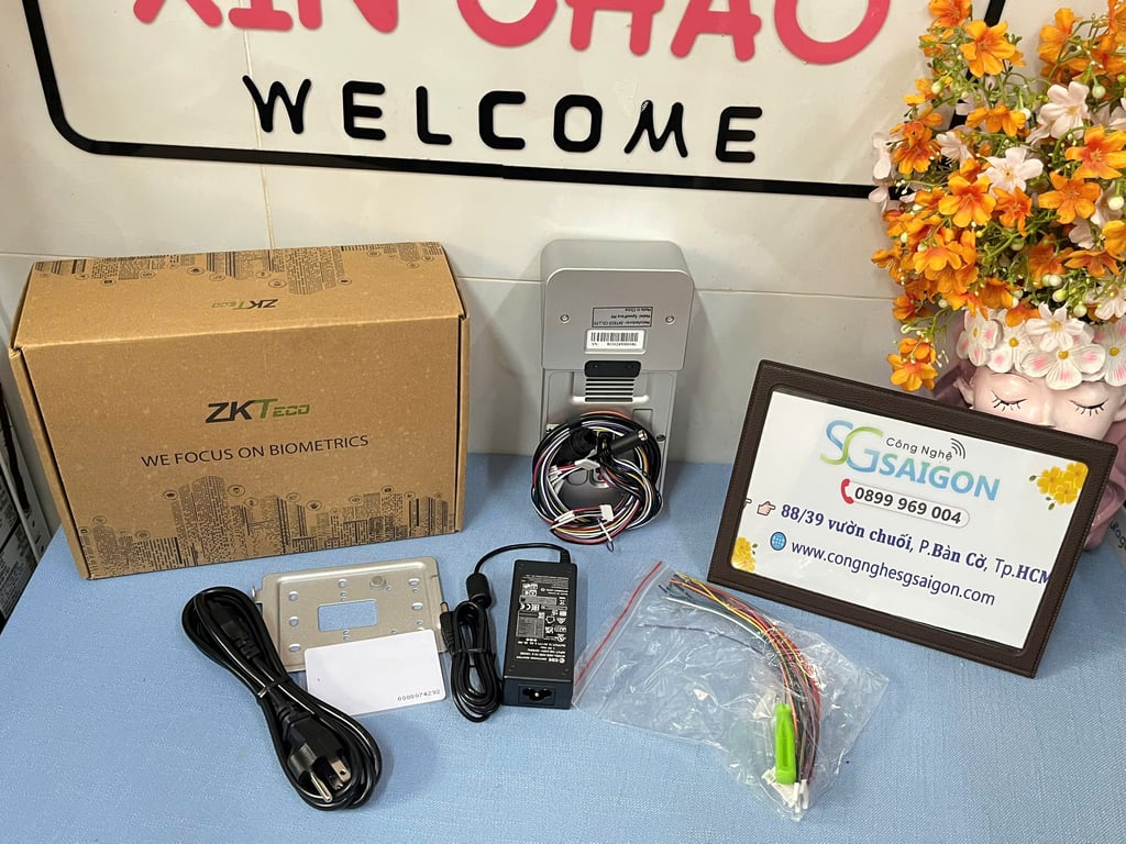 Thiết Bị Chấm Công Kiểm Soát Cửa SpeedFace M4