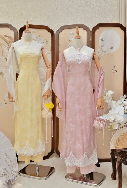 AD yếm lụa viền ren vàng kèm khăn S/M