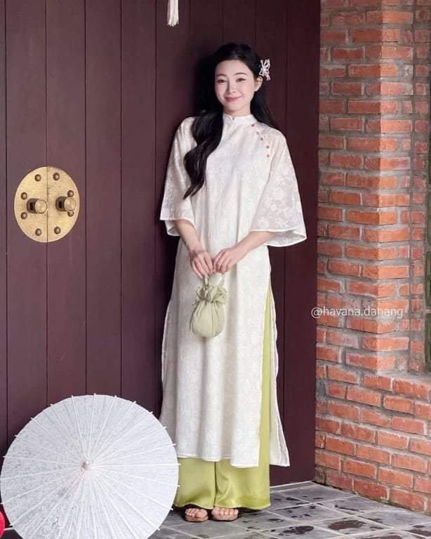 Áo dài linen trắng đính hạt đỏ - freesize