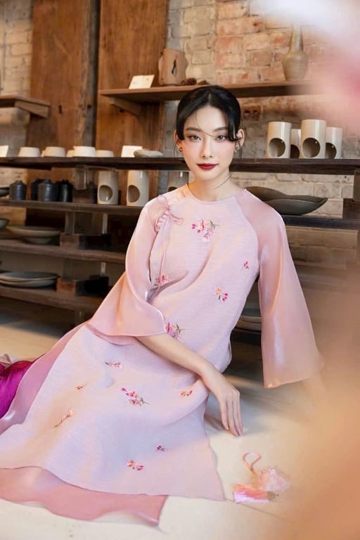 AD 4 tà tơ thêu hồng phấn cổ tròn L/XL