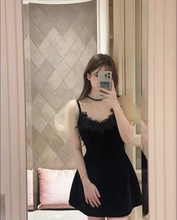 Set váy nhung đen kèm áo voan lưới - sz M