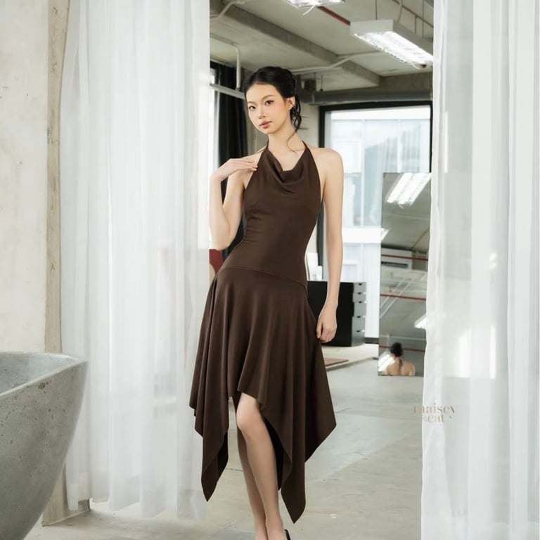 Đầm cổ yếm hở lưng dáng xoè