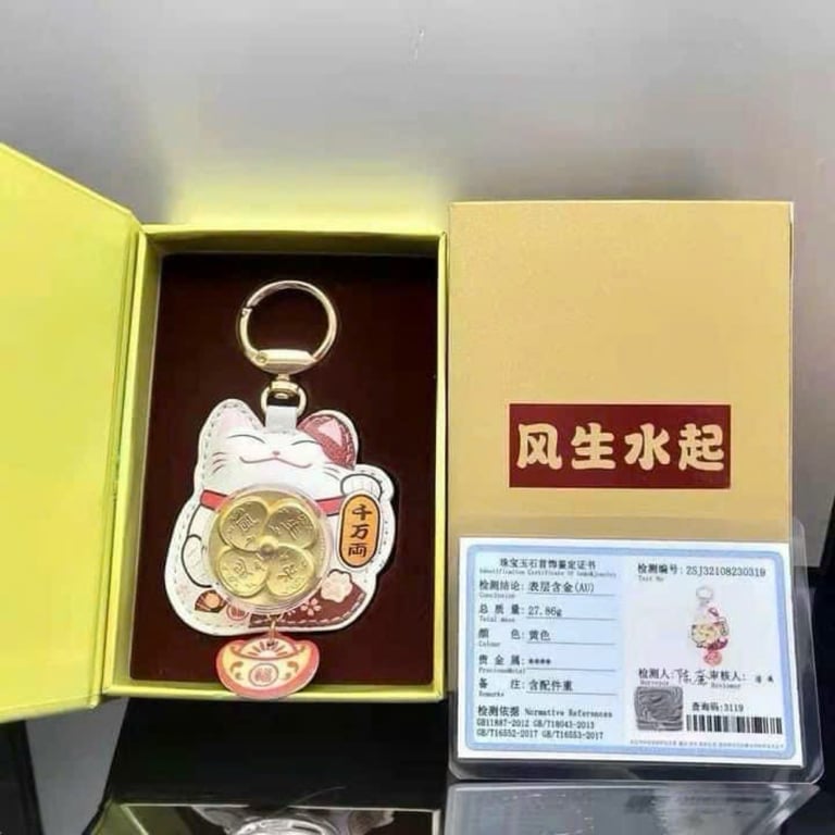 MÓC KHÓA 𝐌𝐄̀𝐎 𝐓𝐇𝐀̂̀𝐍 𝐓𝐀̀𝐈 ÔM VÀNG 𝐗𝐎𝐀𝐘 𝐂𝐇𝐔𝐘𝐄̂̉𝐍 𝐕𝐀̣̂𝐍 𝐇𝐀̣𝐍