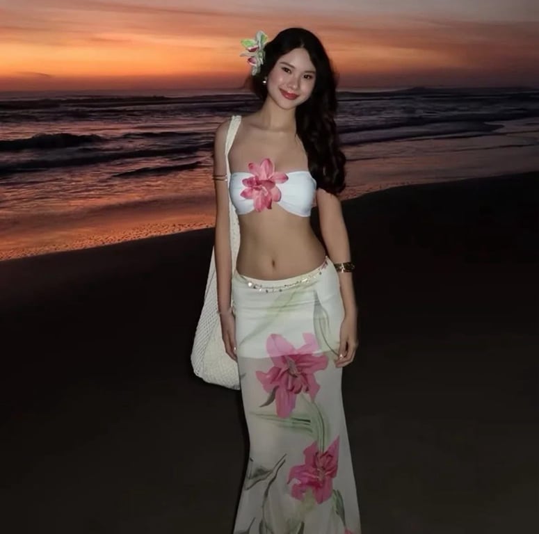 Bikini đính hoa ly trắng
