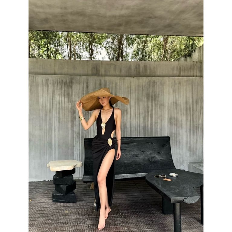 Bộ Bikini 1 Mảnh Kèm Quây Dài Xẻ Tà Vỏ Sò