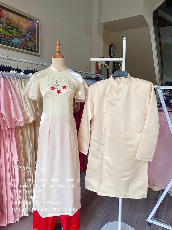 Áo dài be cánh tiên hoa đỏ