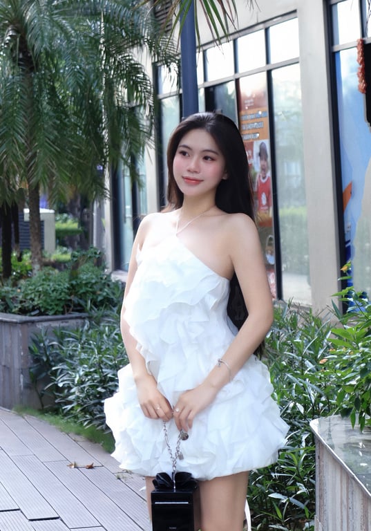 Váy yếm lông vũ
