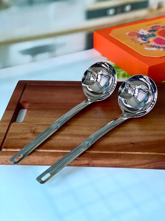 Muỗng tách dầu mỡ inox 304 30cm đường kính 10cm