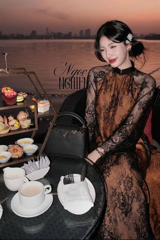 AD ren đen lót lụa vàng S/M