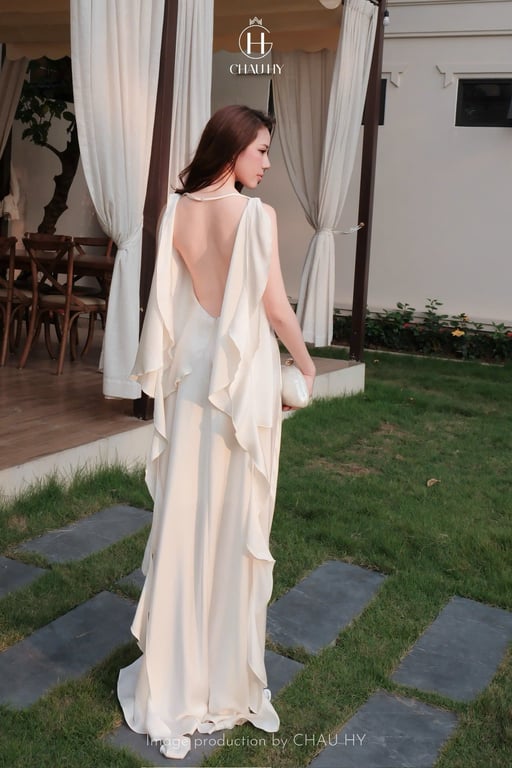 Váy lụa hở lưng Châu Hy