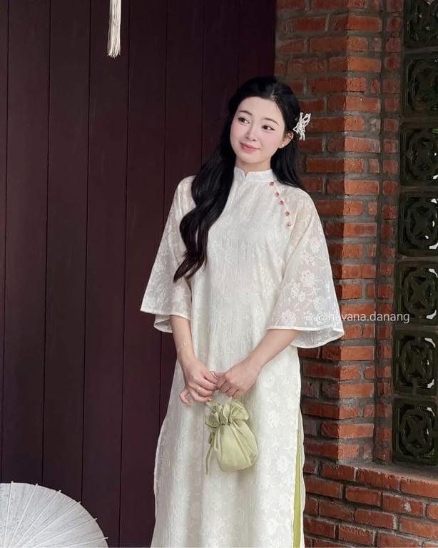 Áo dài linen trắng đính hạt đỏ - freesize