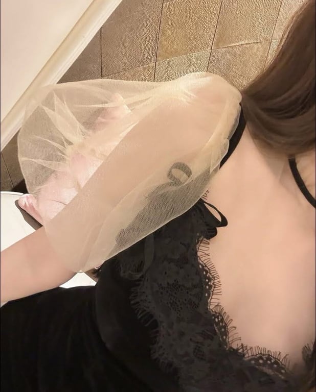 Set váy nhung đen kèm áo voan lưới - sz M
