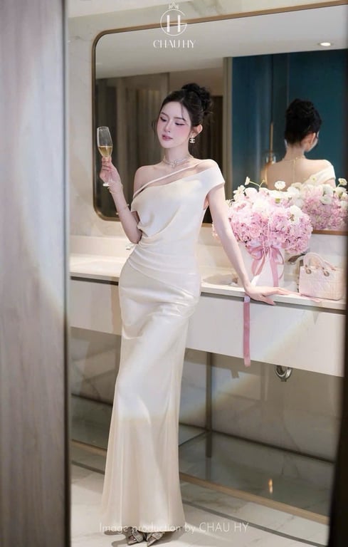 Váy lụa dáng dài 2 dây rơi trước ngực