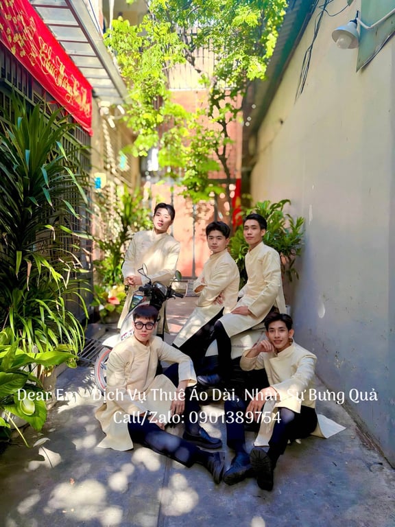 Áo dài bưng quả nam kem