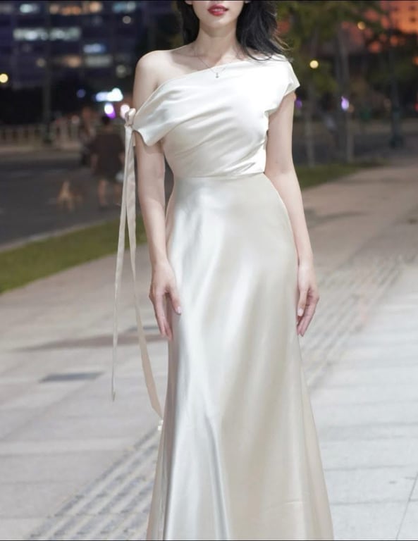 Váy lụa lệch vai đen - size M