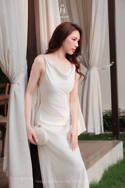 Váy lụa hở lưng Châu Hy
