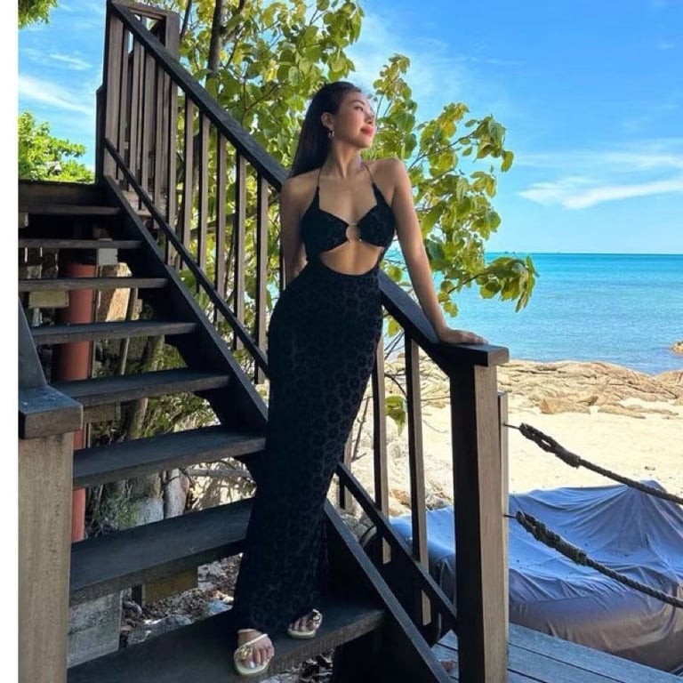 Đầm khoác bikini đi biển dạng váy ôm body khoét ngực