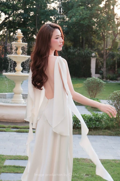Váy lụa hở lưng Châu Hy