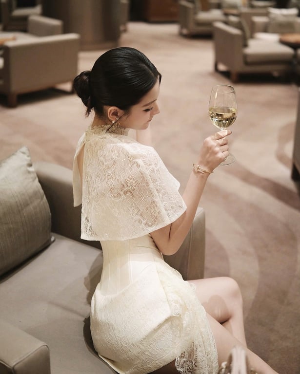 Váy cúp corset trắng phối ren kèm choàng