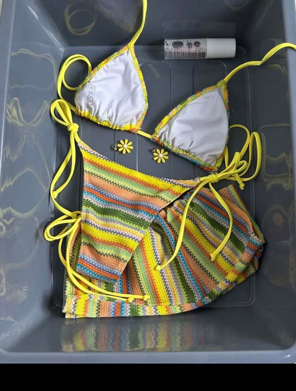 Bikini 3 món vàng sọc kèm váy