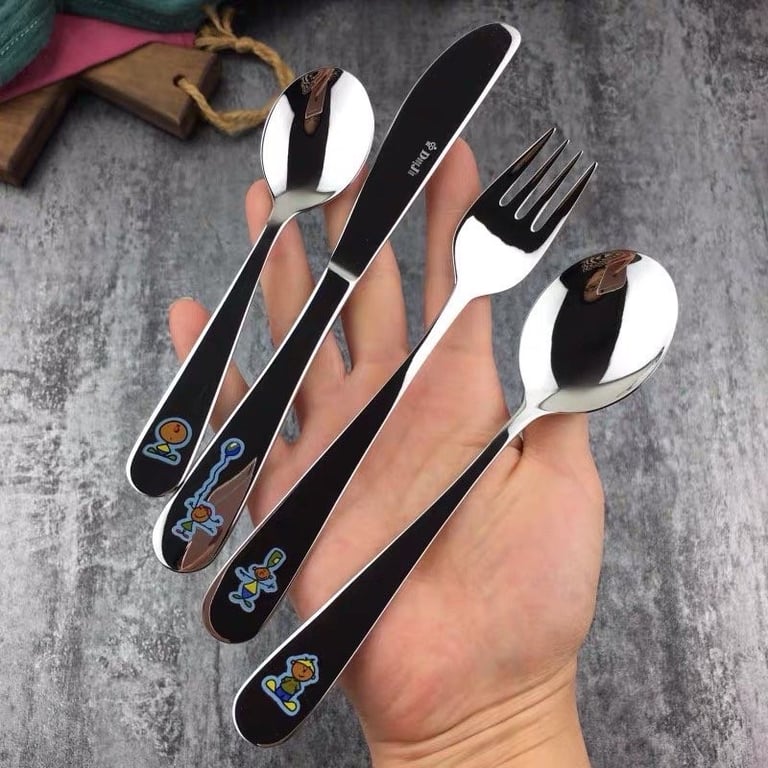 Set thìa dĩa 4 món Chockmen dành cho các bé CKM304