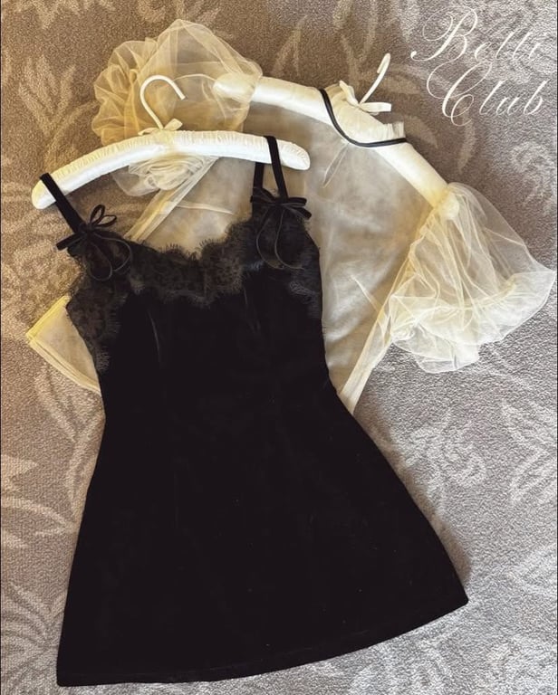 Set váy nhung đen kèm áo voan lưới - sz M