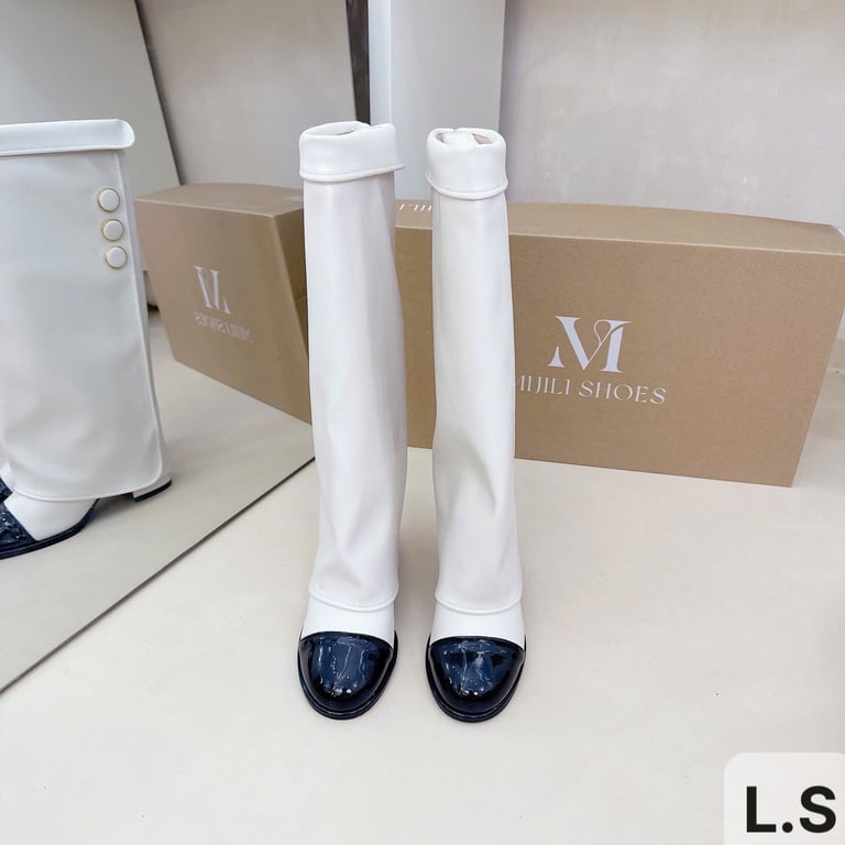 Boot trắng mũi đen
