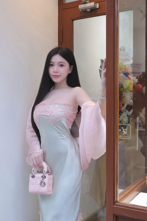 Set lụa cúp ngực phối ren kèm khăn choàng