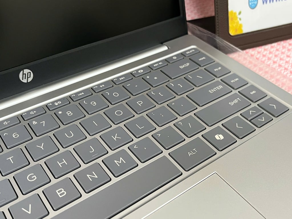 Laptop HP 14-ep1012TU D72CPPA