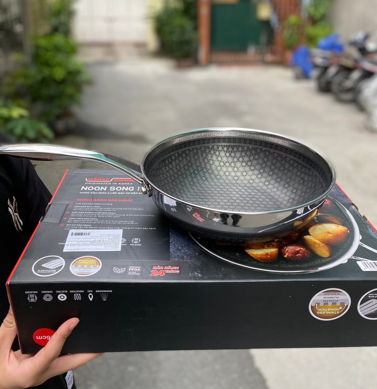CHẢO SÂU NOON SONG INOX 3 LỚP ĐÁY TỪ NẮP KÍNH CHỐNG DÍNH 2 MẶT KIMS COOK 26cm